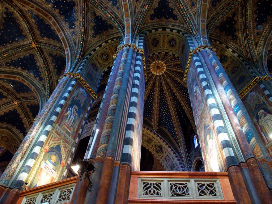Arcos y bóvedas góticas en la Basílica de San Antonio de Padua.