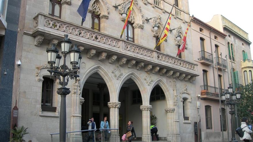 Un hombre quema la bandera española del balcón del Ayuntamiento de Terrassa