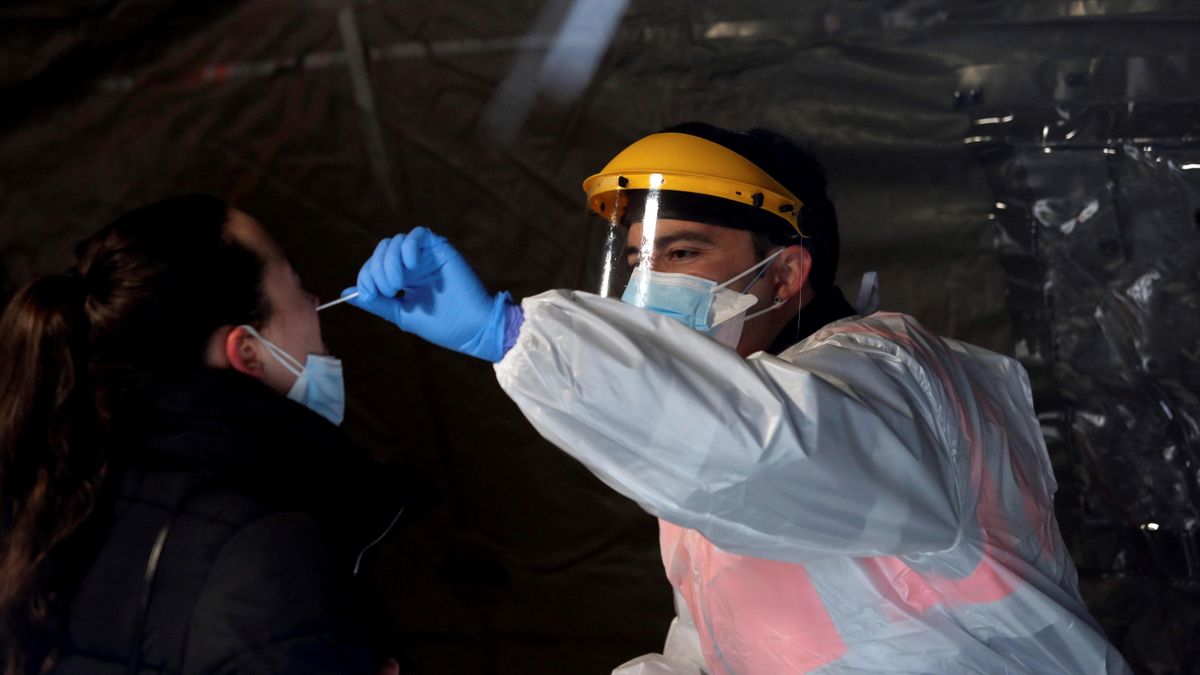 ESPAÑA CORONAVIRUS CRIBADO:PONFERRADA, 18/01/2021.- Una mujer se somete a un test de covid-19, durante el cribado masivo realizado en el campus del Bierzo, este lunes en Ponferrada. EFE/Ana F. Barredo