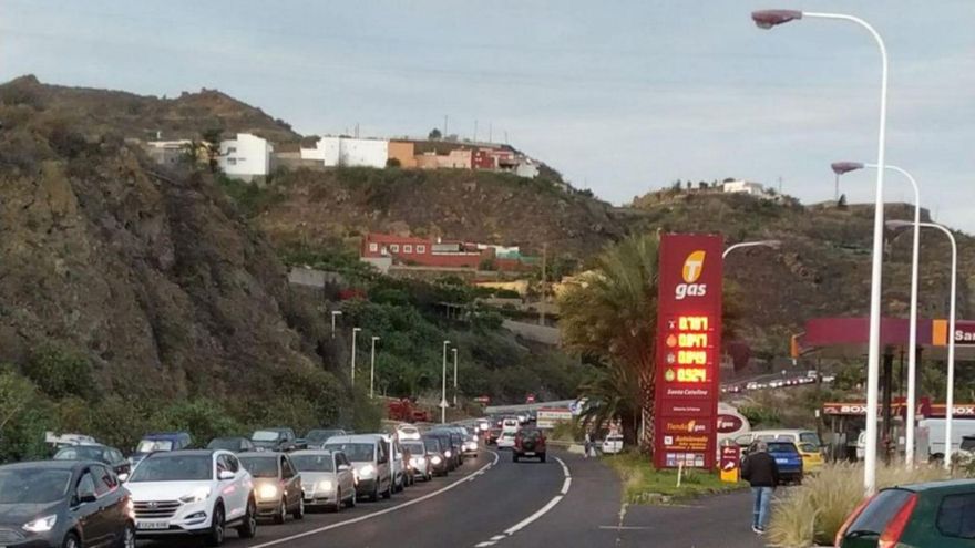 Varios vehículos permanecen parados en la TF-5 a la altura de La Guancha tras las colas producidas por los desprendimientos
