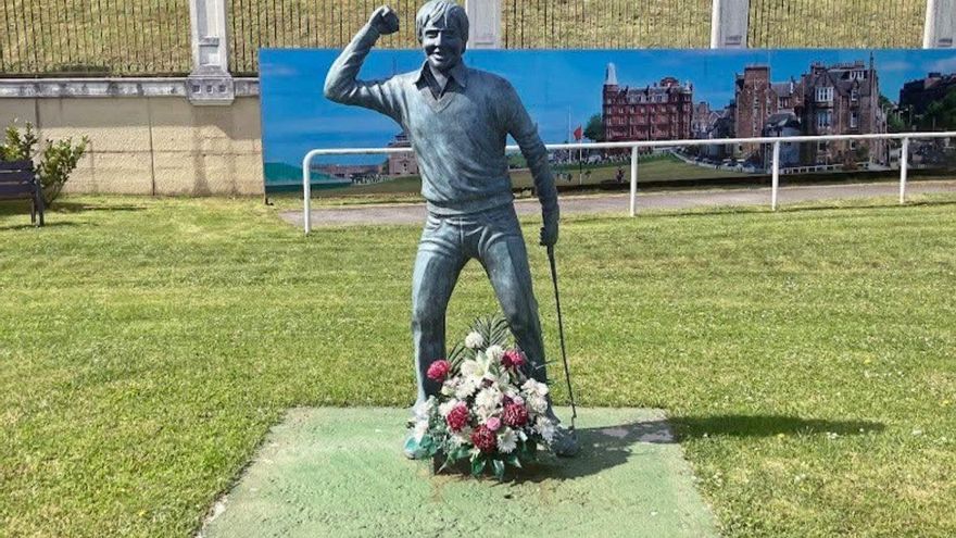 Estatua en honor del golfista Severiano Ballesteros en Pedreña.