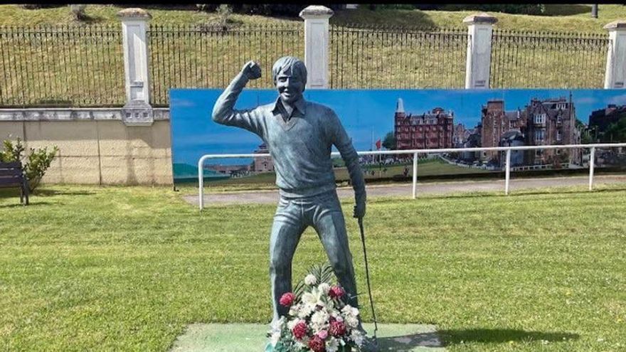 Estatua en honor del golfista Severiano Ballesteros en Pedreña.