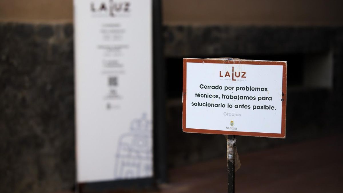 Aviso en el ascensor de La luz  (imagen cedida por el PSOE).