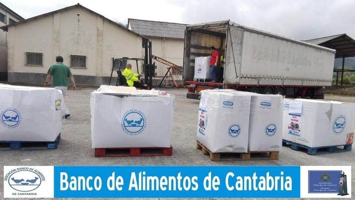 Un equipo del Banco de Alimentos de Cantabria trabaja en la distribución de los productos.