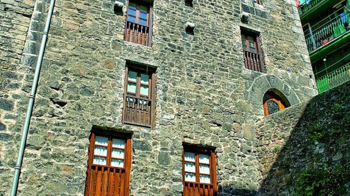 Se utilizó sillería bien labrada para reforzar los vanos de las esquinas y las ventanas originales, otorgándole ese aspecto robusto y cerrado que aún hoy asombra a quienes la visitan