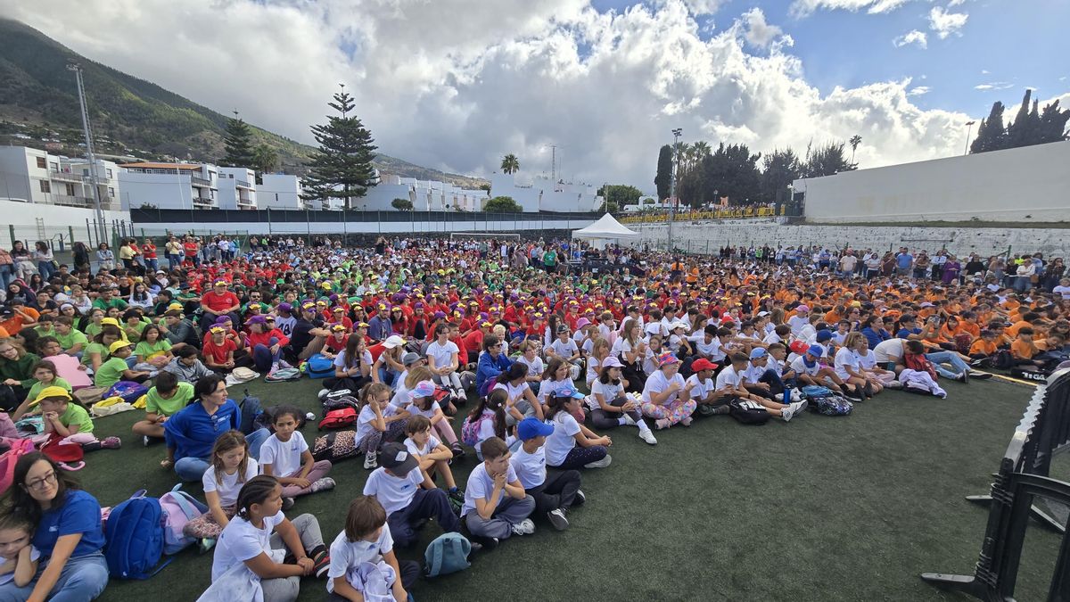 Más de 2.800 escolares de La Palma en un concierto único protagonizado por la artista Rozalén en Los Llanos de Aridane.