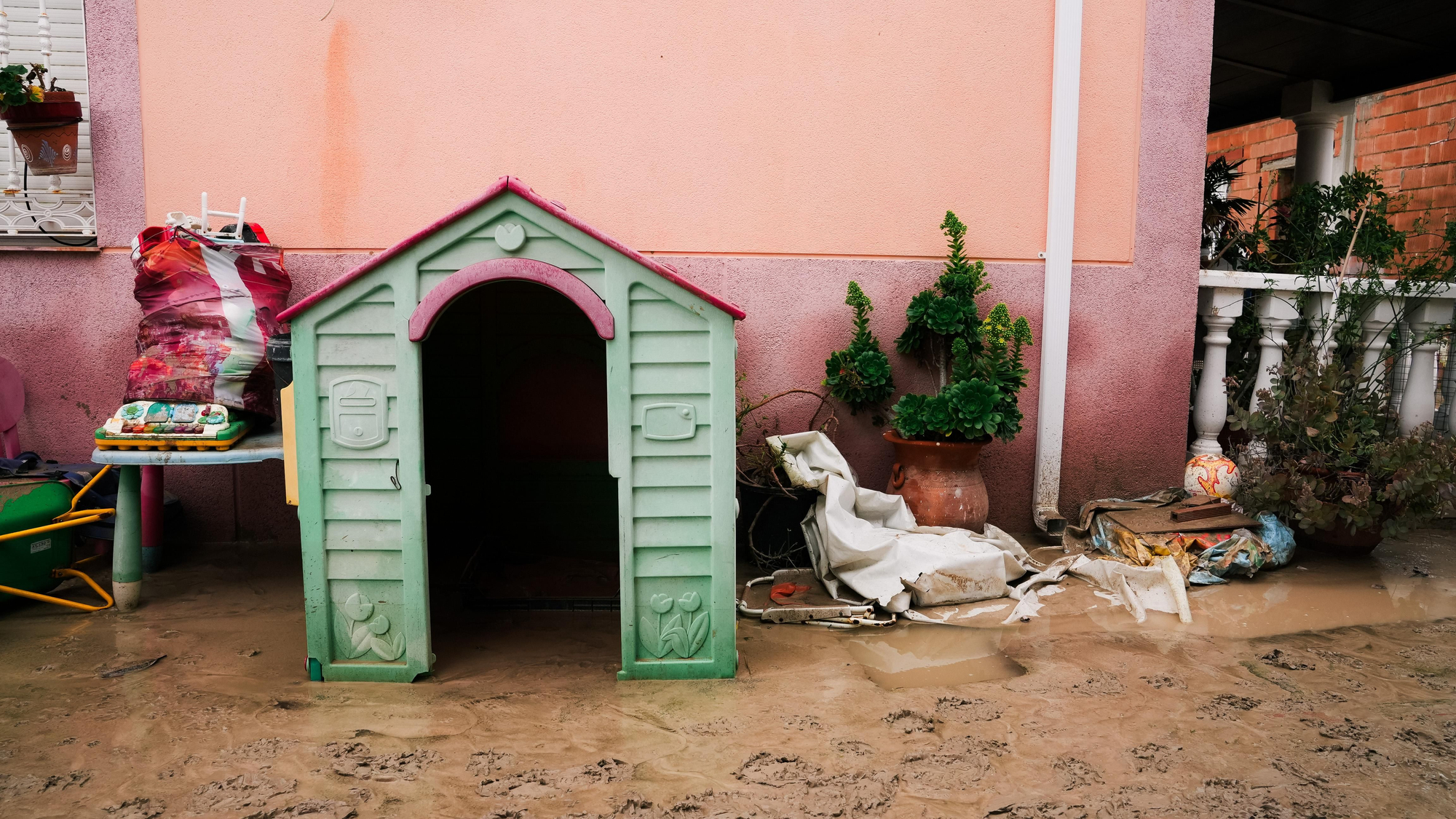 El lodo y el barro, dentro de las parcelas de las calles Perdiz y La Tórtola