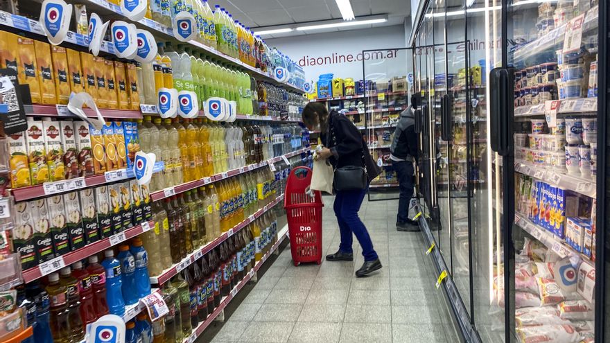 Una mujer realiza compras en un mercado , cuando se difunden los datos de la inflación mensual, en Buenos Aires (Argentina), en una fotografía de archivo. EFE/ Juan Ignacio Roncoroni