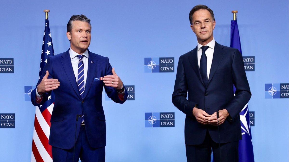 El secretario General de la OTAN, Mark Rutte, con el Secretario de Defensa de EE. UU. Pete Hegseth, en el encuentro de ministros de la OTAN en Bruselas
