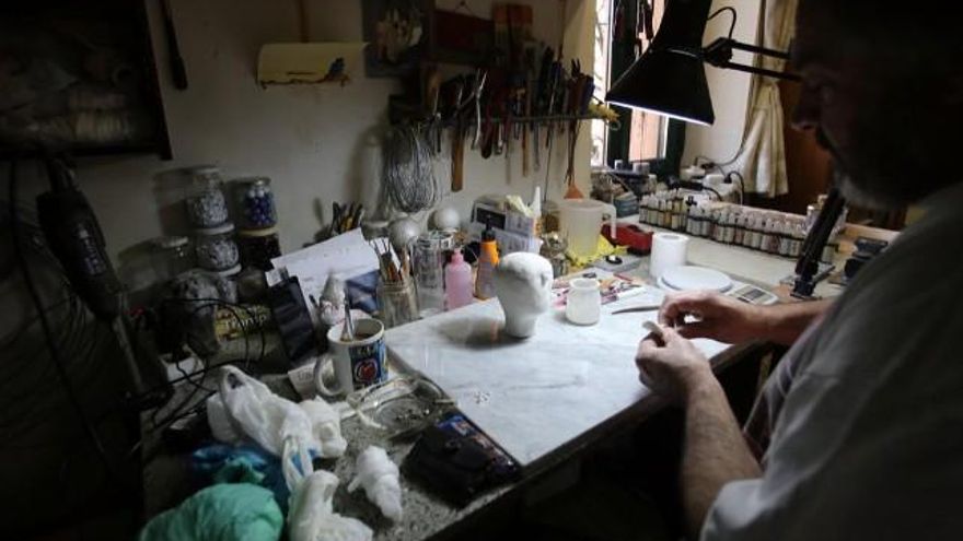 Miriam Chacón / ICAL Miguel López da forma a la cabeza de un títere a base de pasta de papel en el taller de marionetas de la localidad leonesa de Murias de Rechivaldo