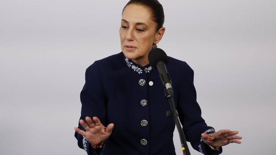 BARCELONA (ESPAÑA), 18/04/2026.- La presidenta de México, Claudia Sheinbaum hace declaraciones a los medios a su llegada este sábado a la Cumbre 'En defensa de la democracia', para unir fuerzas e intentar parar la ola global de extremismo y populismo. EFE/ Alberto Estévez