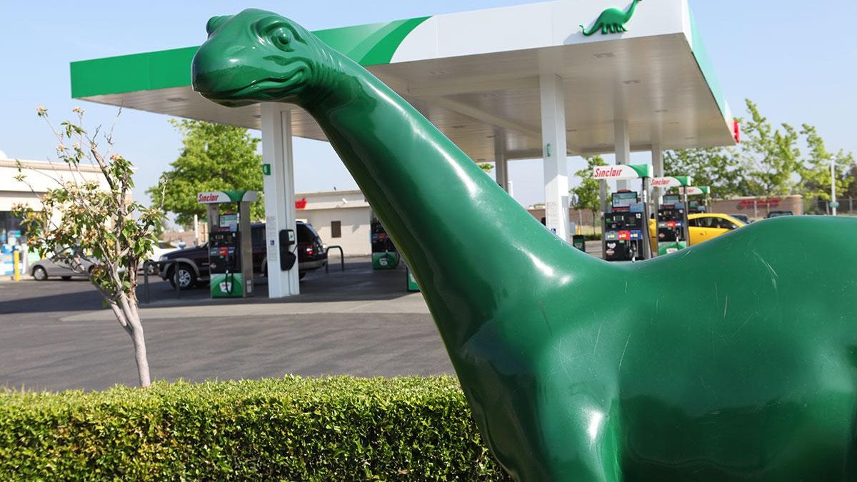 Campañas como las de Sinclair Oil en ferias internacionales usaron la imagen de estos animales extintos para asociar la era mesozoica con el origen del crudo