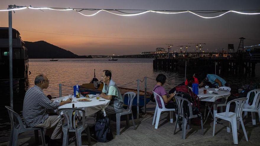 Los clientes esperan su cena en un restaurante en el antiguo pueblo de pescadores en Tung Chung, Hong Kong