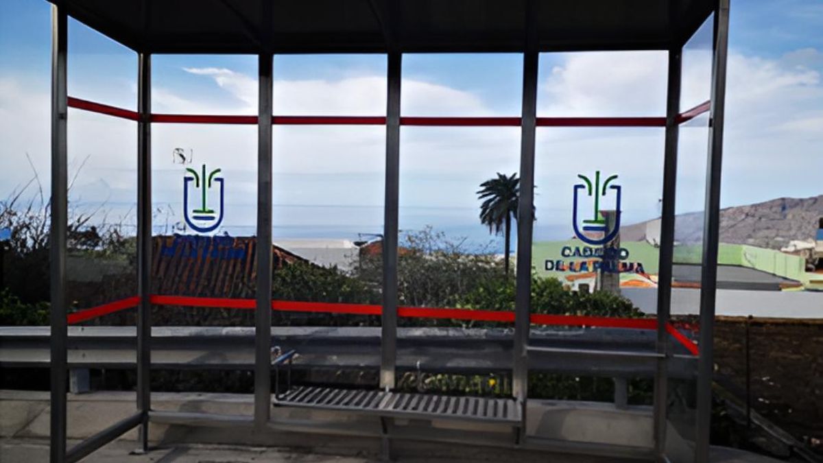 El Cabildo invierte 73.000 euros en la adquisición y colocación de diez marquesinas para el transporte público