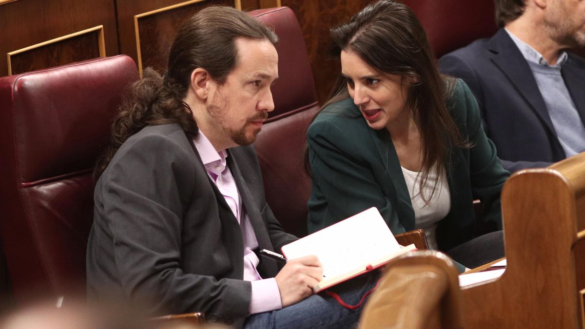 El secretario general de Podemos, Pablo Iglesias, y la portavoz parlamentaria de Unidas Podemos, Irene Montero, hablan en sus escaños en el Congreso de los Diputados durante la primera sesión del debate de investidura del candidato socialista a la Preside