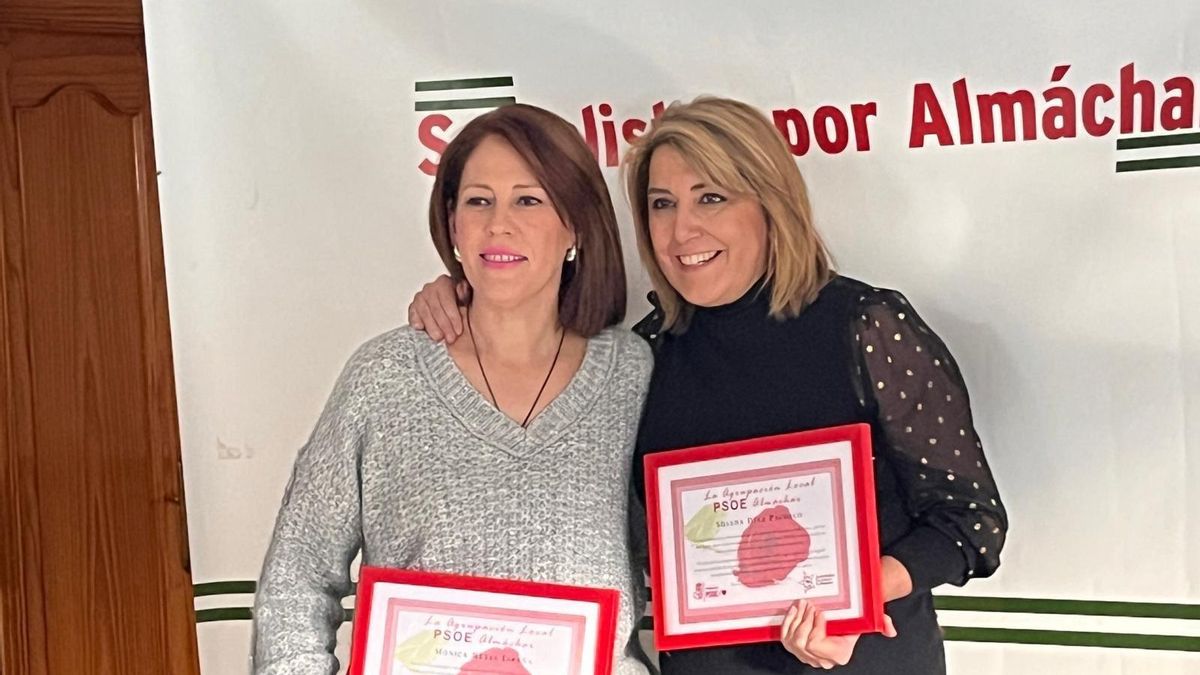 Susana Díaz, a la derecha, recibe un reconocimiento del PSOE de Almáchar (Málaga)