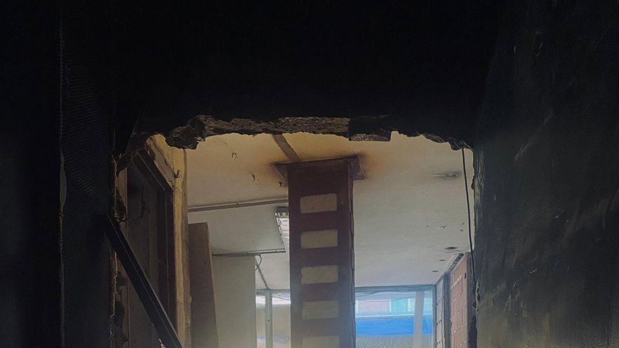 La dueña de un local en Las Palmas denuncia que la empresa que reforma un hotel contiguo tira abajo una pared para apropiarse de varios metros