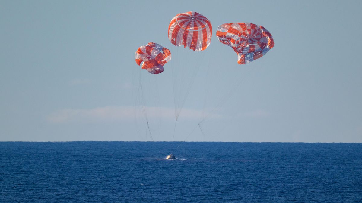 El momento del amerizaje de Artemisa II.