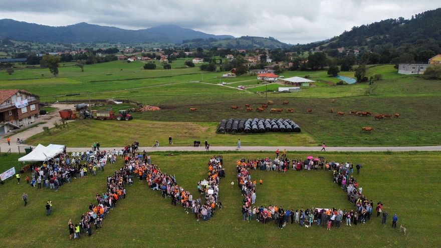 Más de 500 personas se concentran en Penagos contra el Polígono Eólico Briesa: "Venden como ecológico lo que es destrucción"