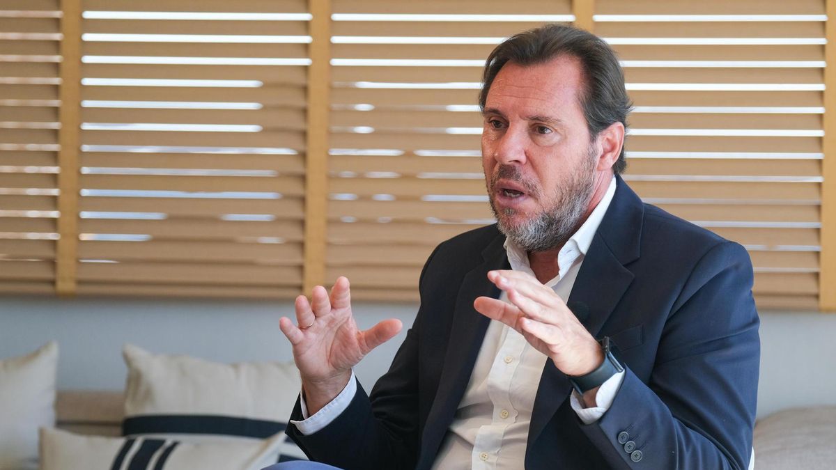 El Ministro de Transportes, Óscar Puente, durante una entrevista con la Agencia EFE en el hotel Melià de Alicante. EFE/Pablo Miranzo