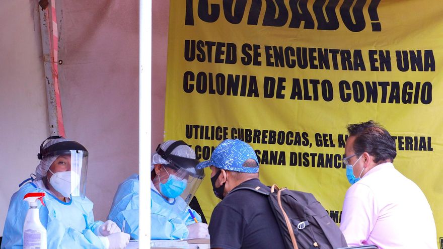 Personal de salud aplica pruebas covid-19 en un módulo instalado hoy, lunes en Ciudad de México. EFE/Carlos Ramírez