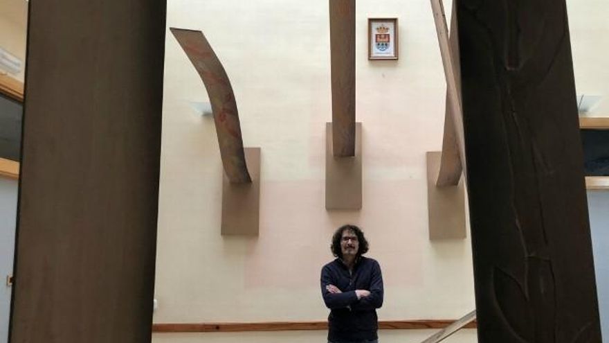 J.A.Santocildes  con detalle de esculturas arbóreas.