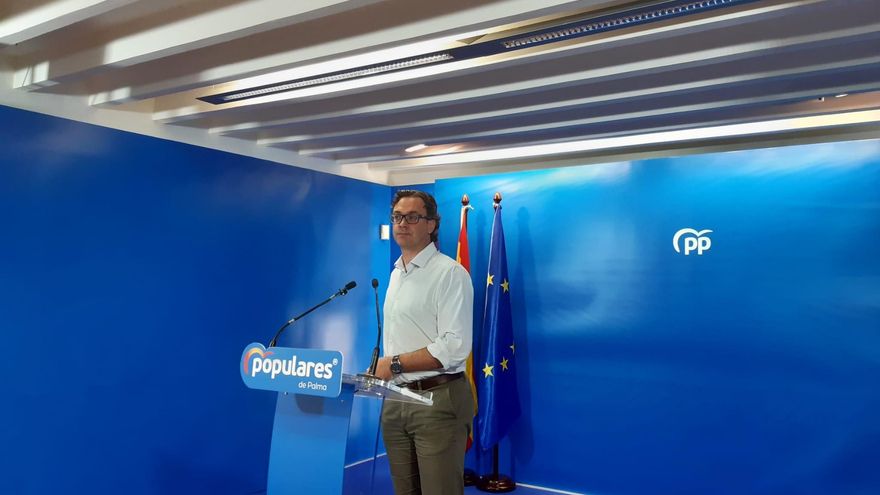 El diputado y portavoz del Grupo Parlamentario Popular, Toni Costa, en rueda de prensa.