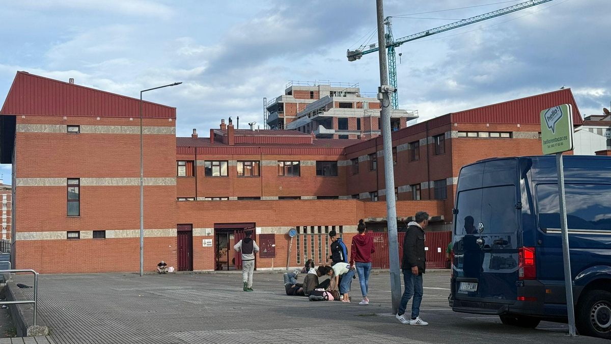 Usuarios a las puertas del Albergue Covadonga, en el barrio de Laviada, en Gijón.