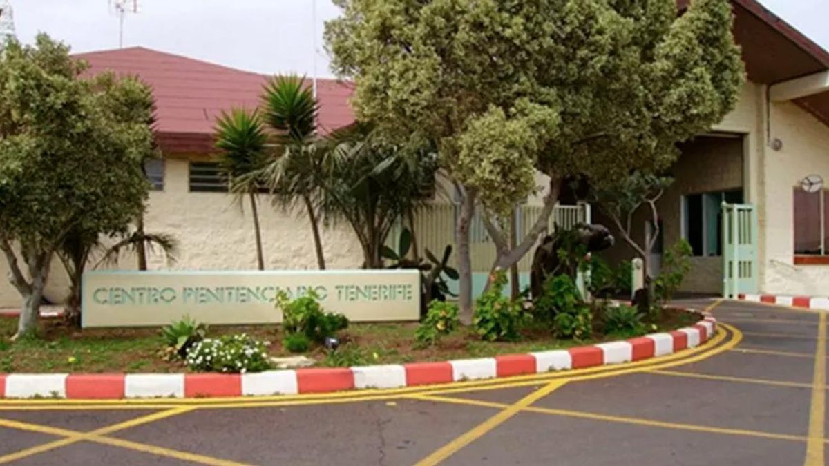 Acceso principal a la prisión de Tenerife.