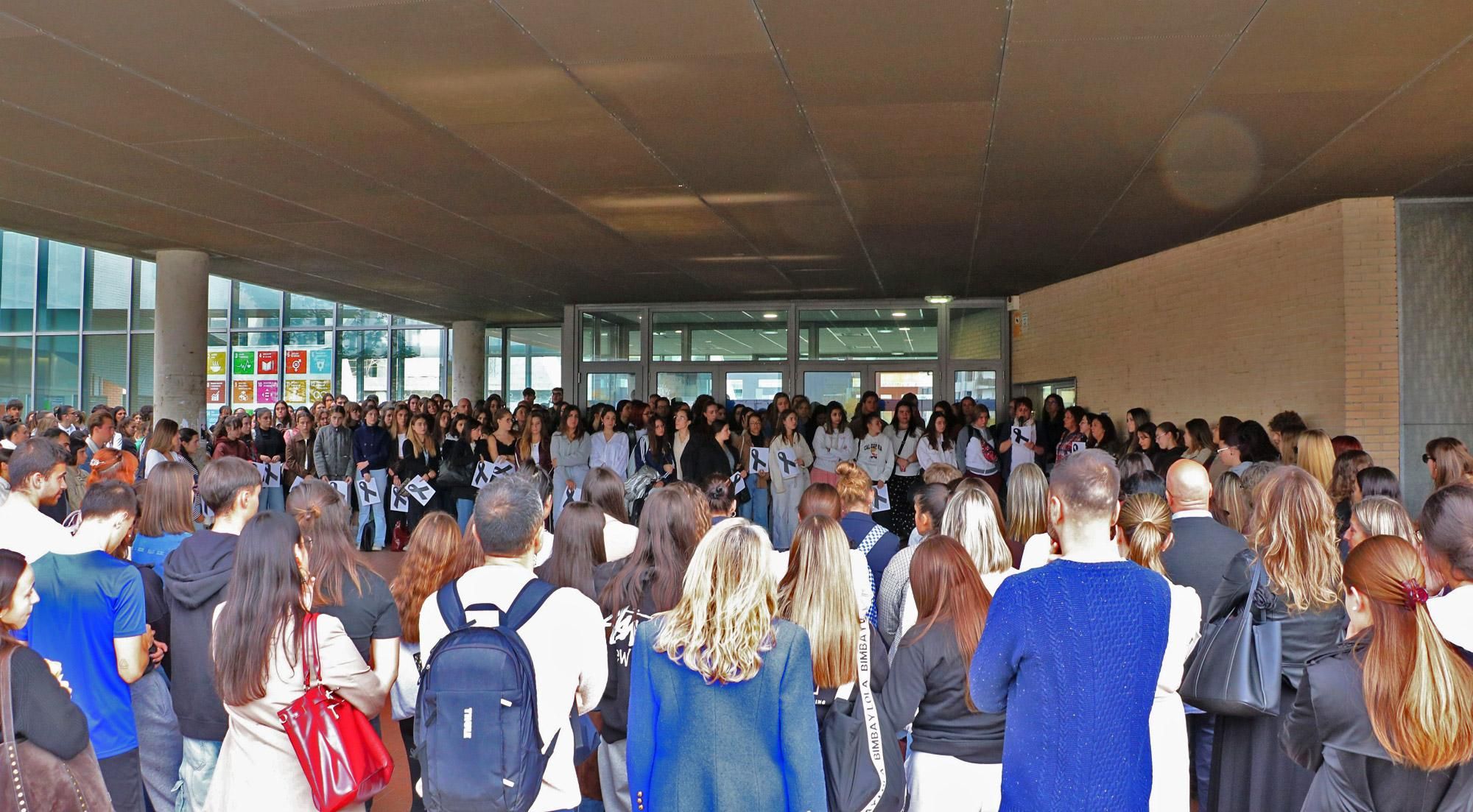 El hall de la Facultad de Educación repleto en el homenaje a Arancha Barrientos.