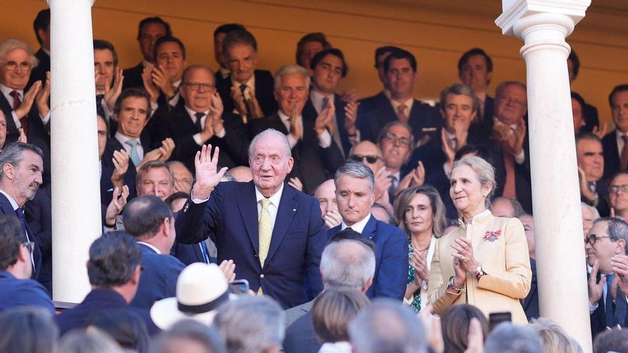 El rey emérito Juan Carlos I acude a los toros en Sevilla para la reaparición del diestro Morante