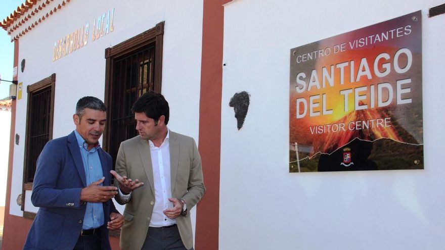 El consejero Narvay Quintero y el alcalde Emilio Navarro, en la visita de este martes, en Santiago del Teide