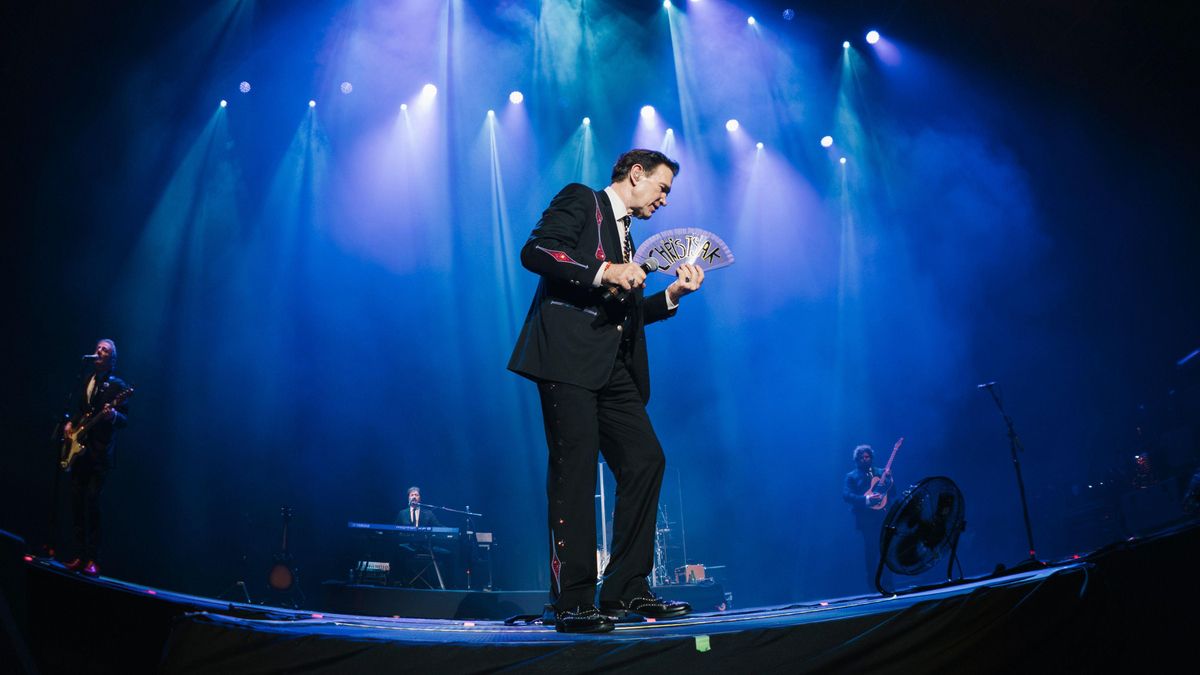 La voz de algodón de Chris Isaak triunfa a sus 70 años ¿Quién dijo viejo?