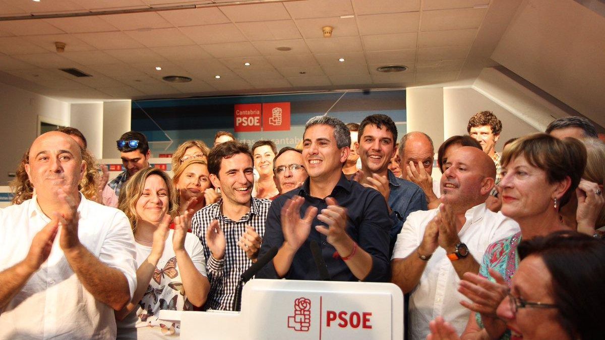 Zuloaga comparece acompañado de militantes y dirigentes del PSOE de Cantabria. | TWITTER
