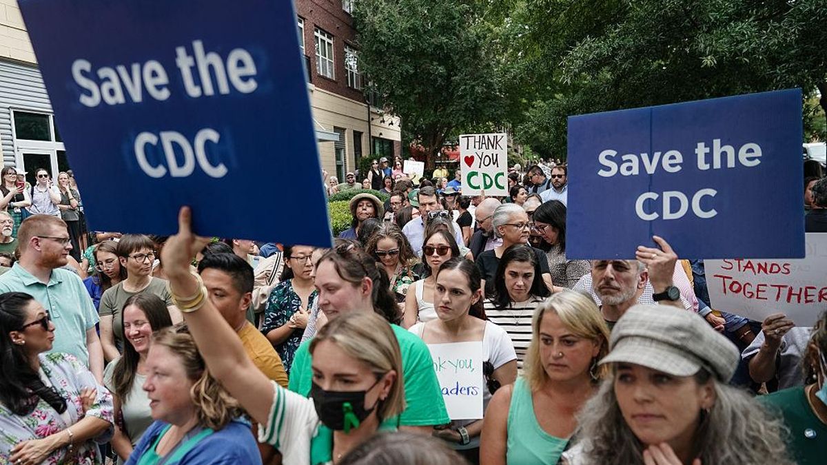 Empleados de los Centros de Prevención y Control de Enfermedades (CDC) se concentran para apoyar a sus colegas dimisionarios tras el despedido de la directo, el 28 de agosto, en Atlanta.
