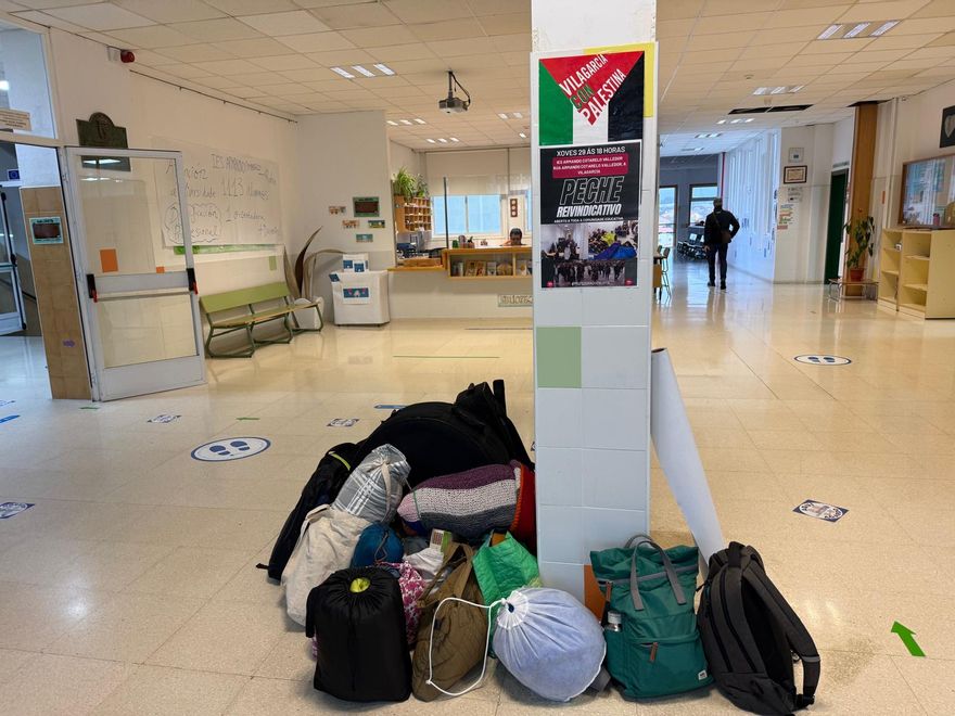 Mochilas, esterillas y sacos de dormir a la entrada del Instituto Cotarelo Valledor de Vilagarcía (Pontevedra)