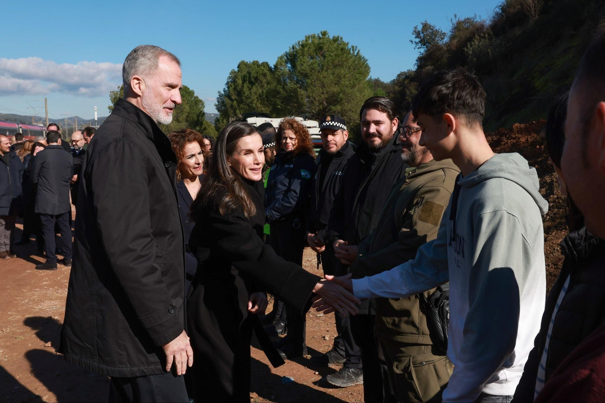 Los Reyes de España visitan a familiares y heridos en la tragedia de Adamuz