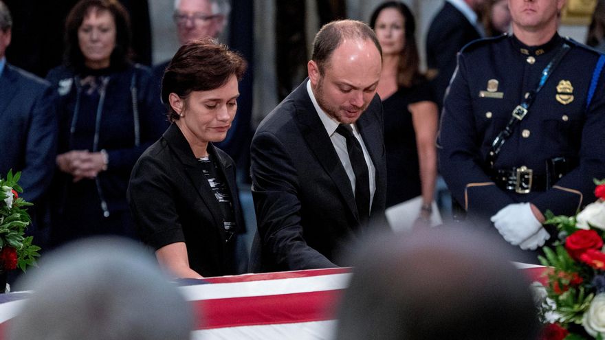 Vladímir Kara Murza y su mujer, Evgenia, durante el funeral del senador estadounidense John McCain