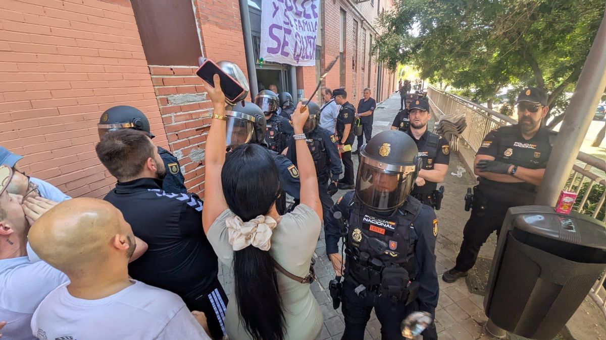 Los agentes despejan el acceso al domicilio para que entre la comisión judicial