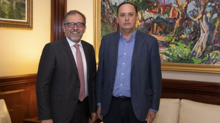 El alcalde de Artana, Enrique Vilar (derecha), junto al actual presidente de la Diputación de Castellón, el socialista José Martí.