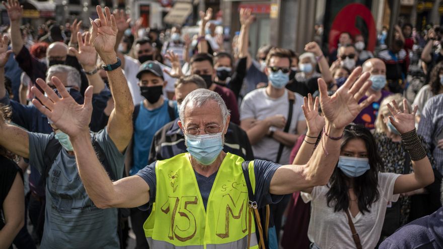 En Sol volvieron a oírse las voces por la profundización en la democracia y la defensa de la renta básica universal en turnos de intervención sucesivos, con los aplausos y el agitar de manos que caracterizaba las asambleas ciudadanas de hace una década.