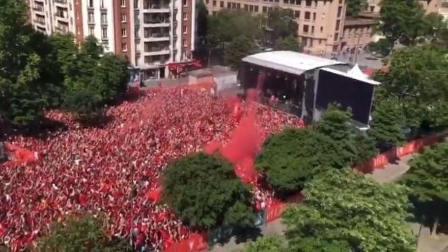 Hinchas del Liverpool cantan "Y dale alegría a mi corazón" en la previa de la final de la Champions