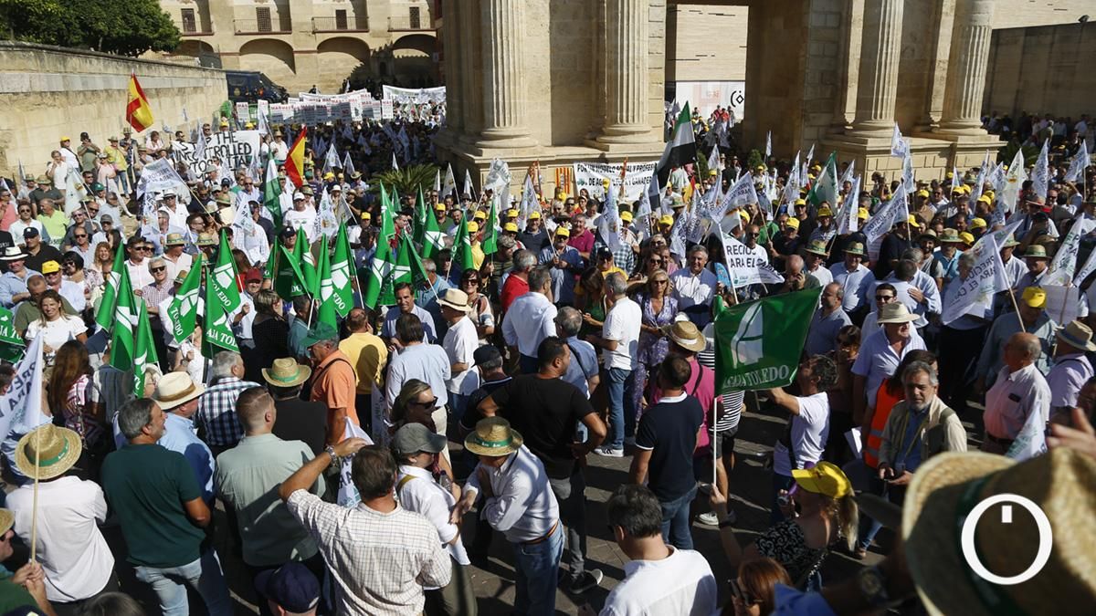 Concentración del sector agrario ante los ministros de la Unión Europea en la Puerta del Puente