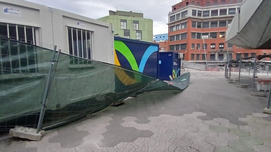 Vallas derribadas por el viento en unas obras en Barakaldo