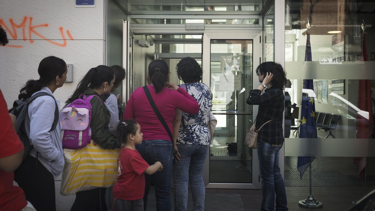 La 'yincana' del primer día de la regularización: en busca del "informe de vulnerabilidad" exigido a los migrantes