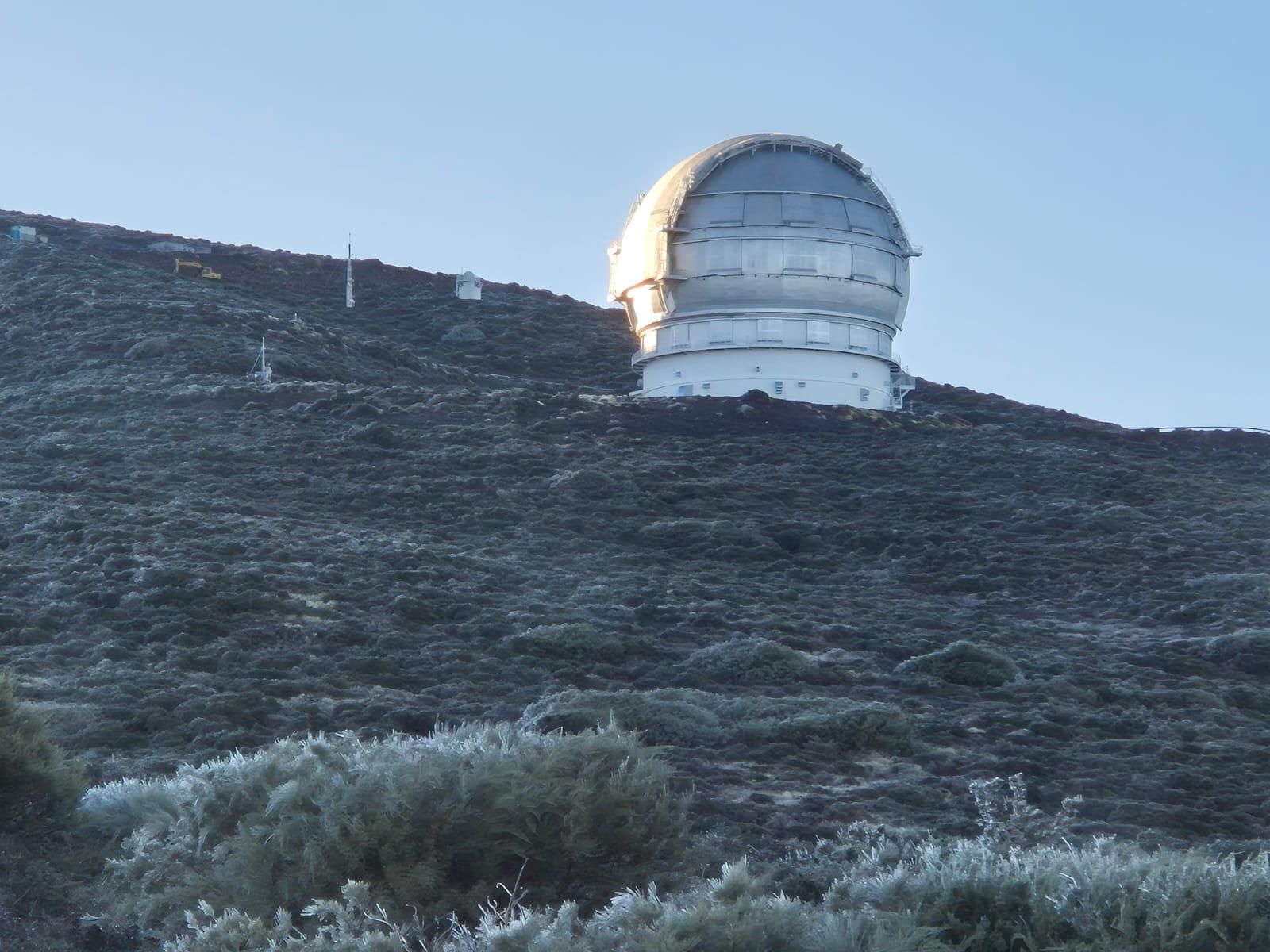 El Gran Telescopio Canarias (GTC o Grantecan), en la mañana de este miércoles, en el Observatorio Astrofísico del  Roque de Los Muchachos, con los alrededores cubierto  de escarcha.