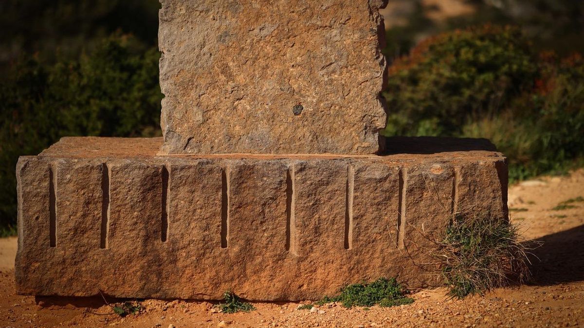 Las columnas se sostienen sobre unas bases que están colocadas en una zona de servidumbre: según la Ley de Costas, allí no puede construir.