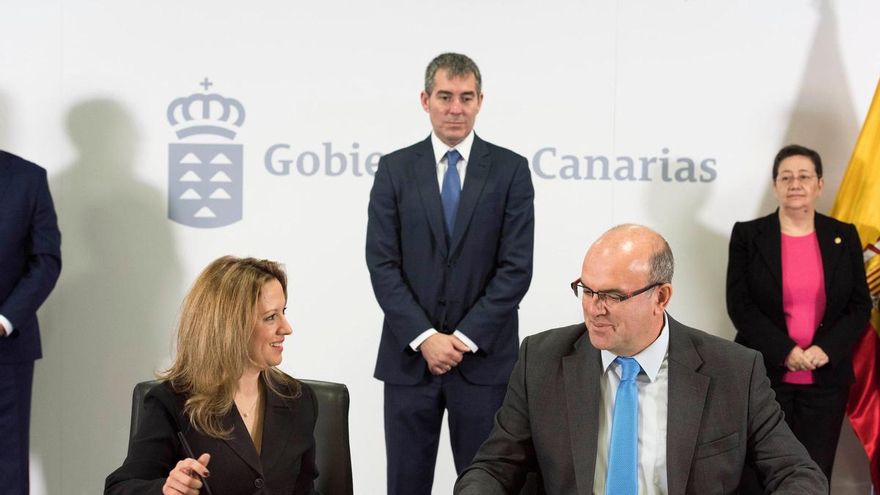 En la imagen de archivo, Rosa Dávila, consejera de Hacienda, y Anselmo Pestana, presidente del Cabildo de La Palma firmando el convenio  de Fdcan con la presencia de Fernando Clavijo, presidente del Gobierno de Canarias. (Foto: Arturo Rodriguez/Presidencia GobCan).