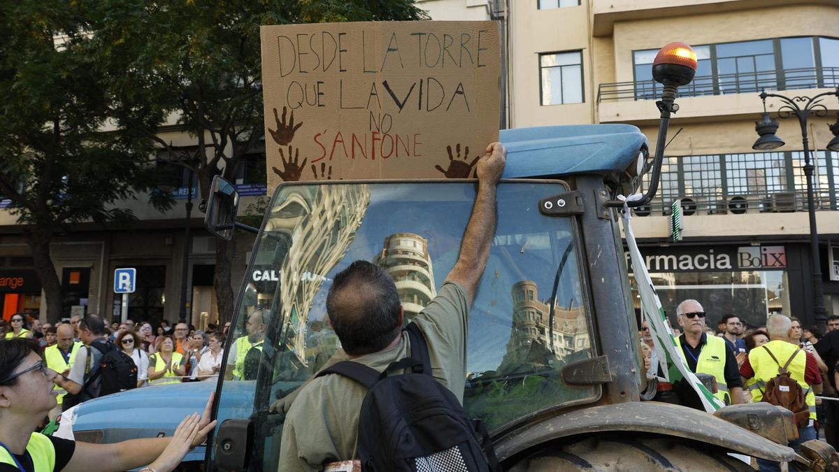 Vista de la duodécima manifestación bajo el lema "Renuncia de Mazón" contra la gestión de la dana