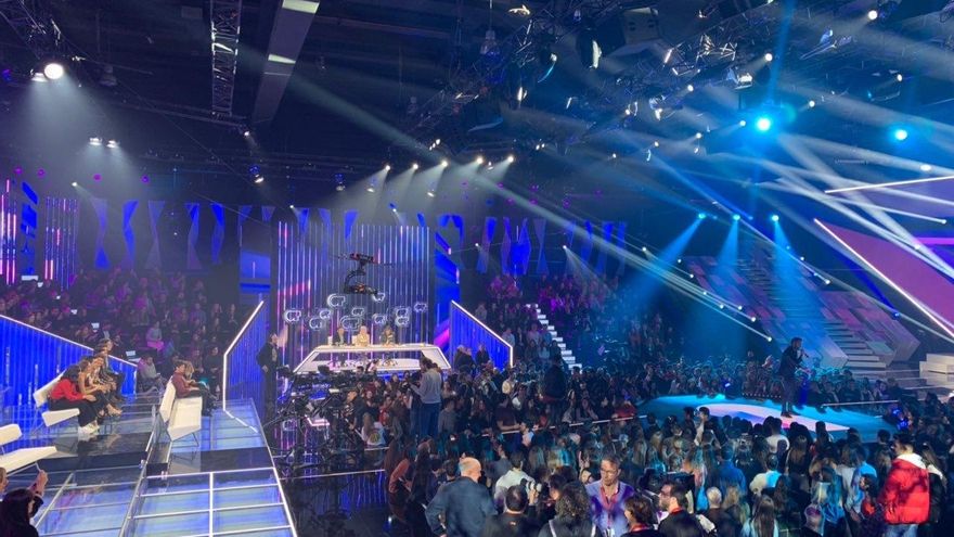 Roberto Leal anima y motiva al público antes de que arranque la gala final